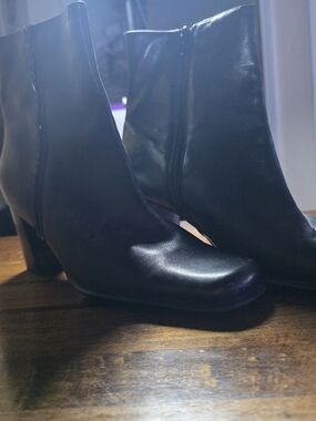 Women’s Black Leather Ankle Boots - Classic Zip Heel